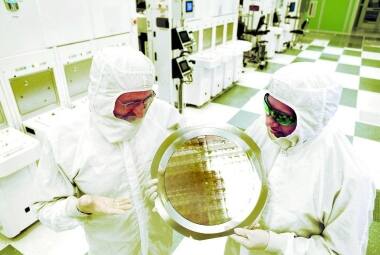 Pais orgulhosos. Michael Liehr (Suny) e Bala Haranand (IBM) mostram o wafer, placa que serve como base para chips