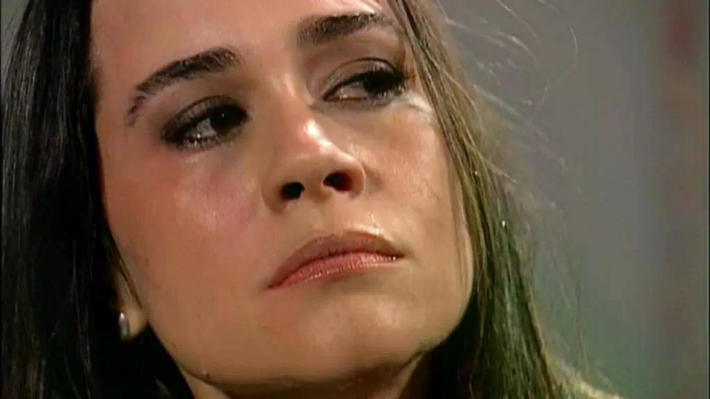 Alessandra Negrini em cena de "Paraíso Tropical"
