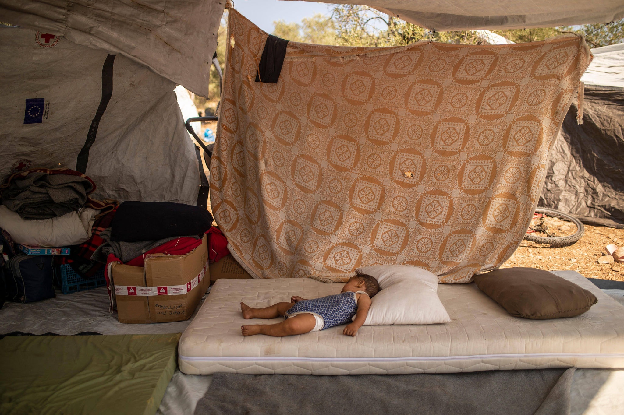 Mais de 12 mil pessoas viviam no campo de Lesbos, incluindo 4.000 menores de idade