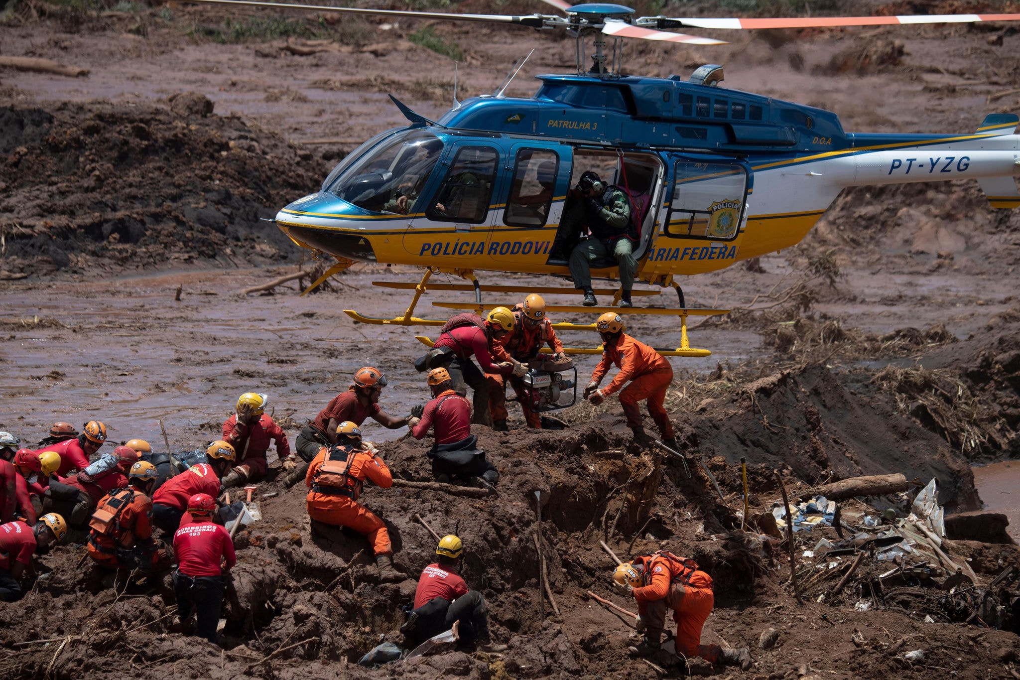 Bombeiros resgatam vítimas da tragédia de Brumadinho