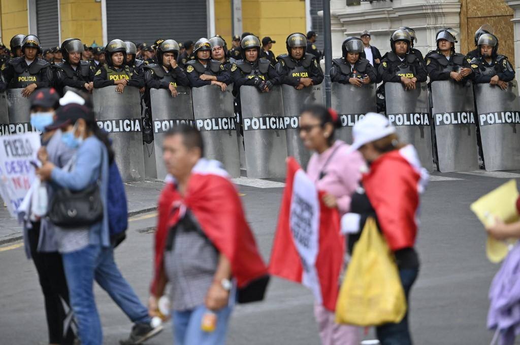 manifestantes e polícia peru 15122022