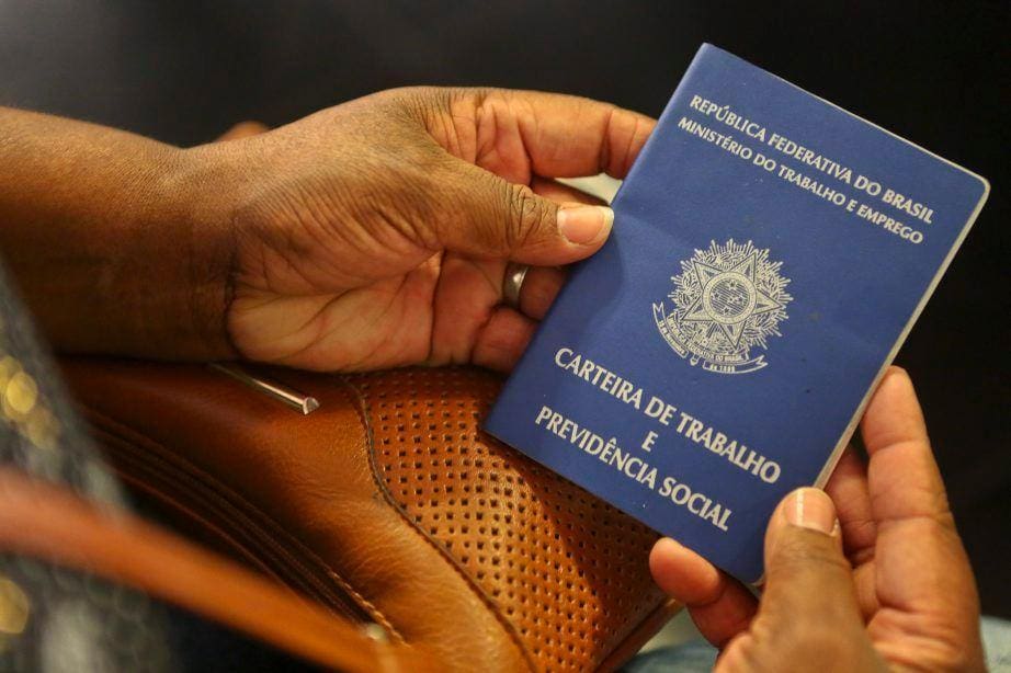 Uso adequado de redes sociais e postura na entrevista de emprego são essenciais para ir bem em processos seletivos