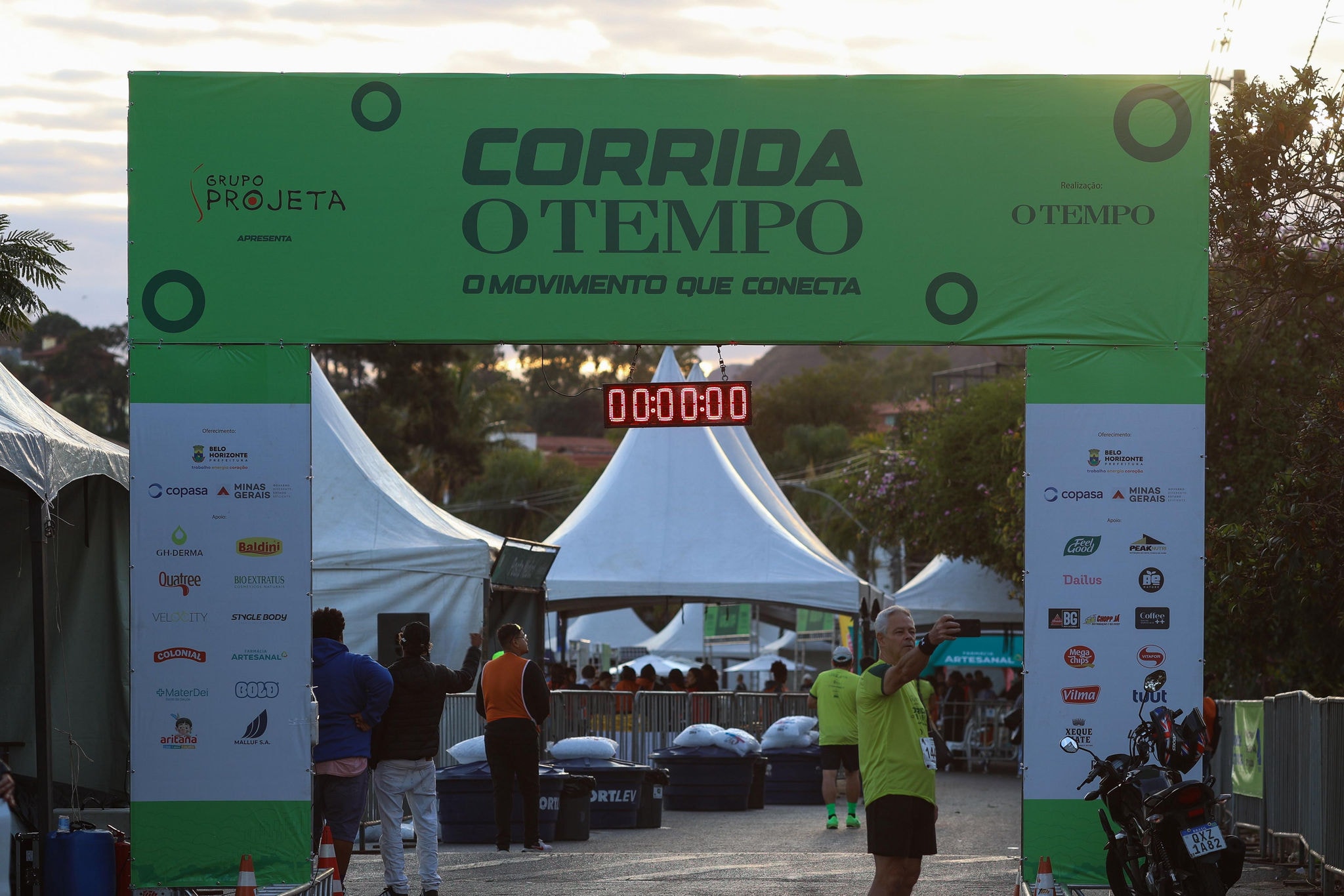 Atletas e famílias movimentam o Mirante Belvedere antes da Corrida O TEMPO