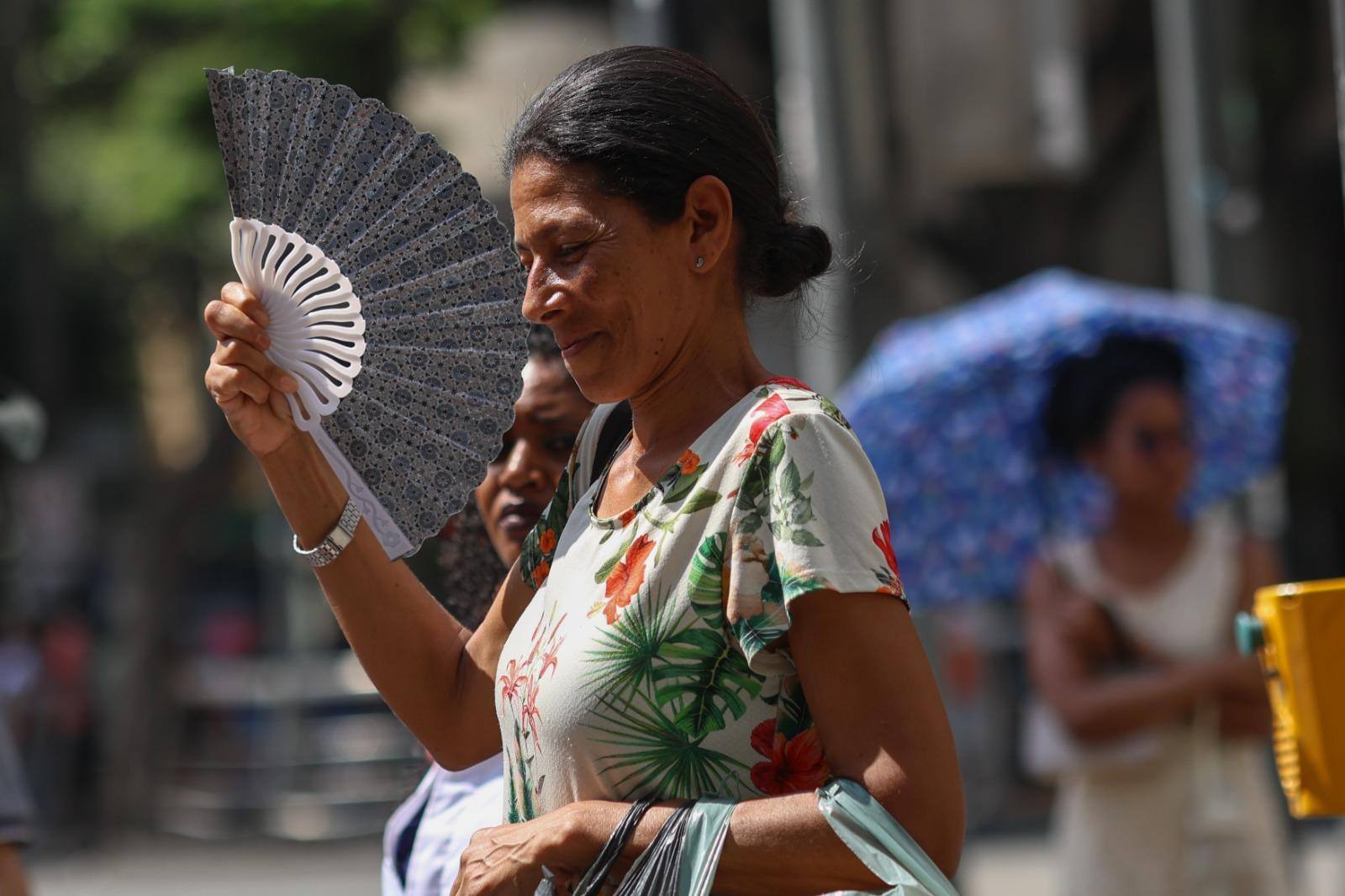 Belo Horizonte enfrenta forte calor, condição que pode oferecer riscos à saúde