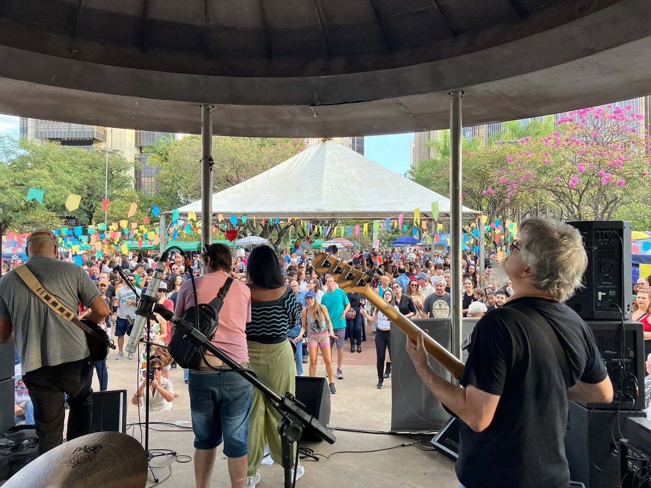 Evento gratuito no sábado, dia 8 de junho, na praça Alaska, no bairro Sion, promete agitar BH com tradição junina e música de qualidade