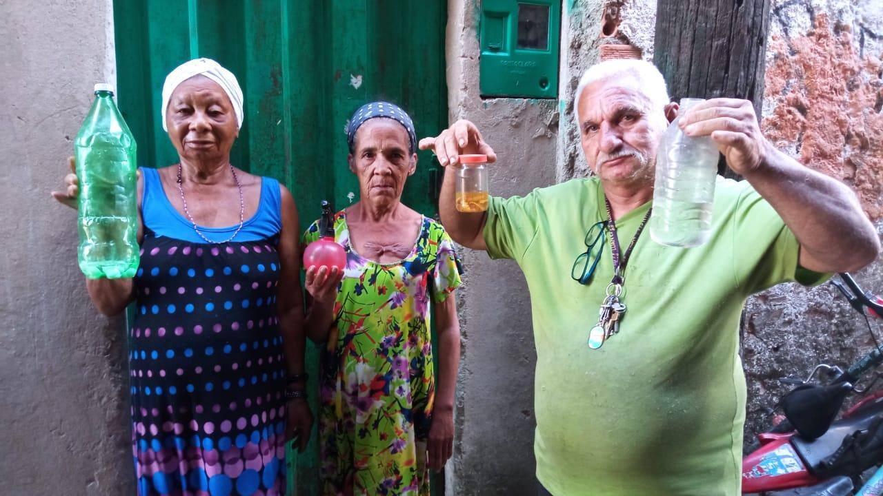 Moradores do bairro Cabana mostram escorpiões capturados 