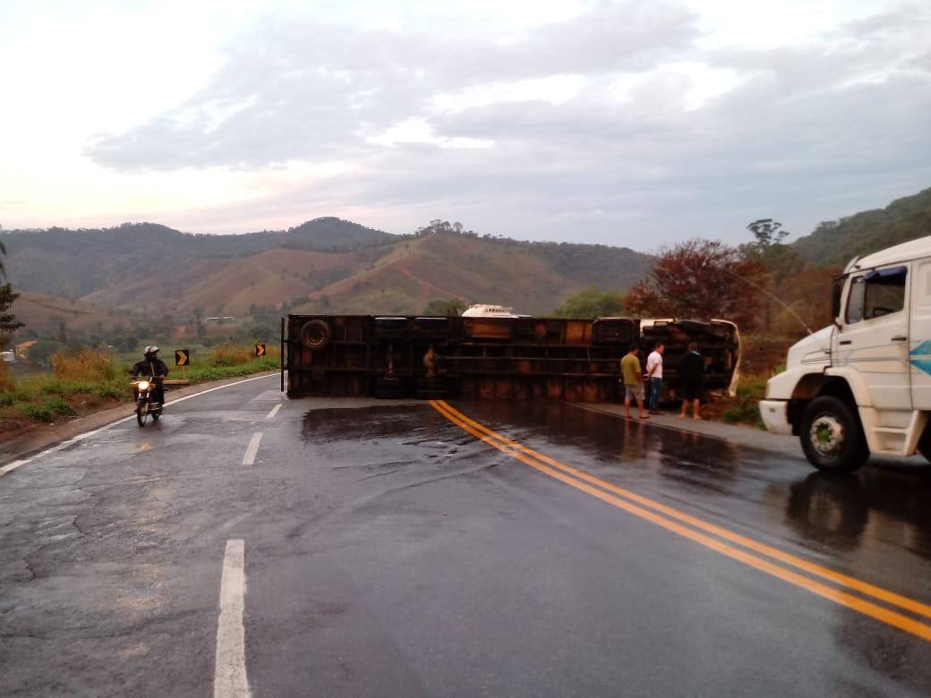 Caminhão carregado com móveis tombou na BR-381