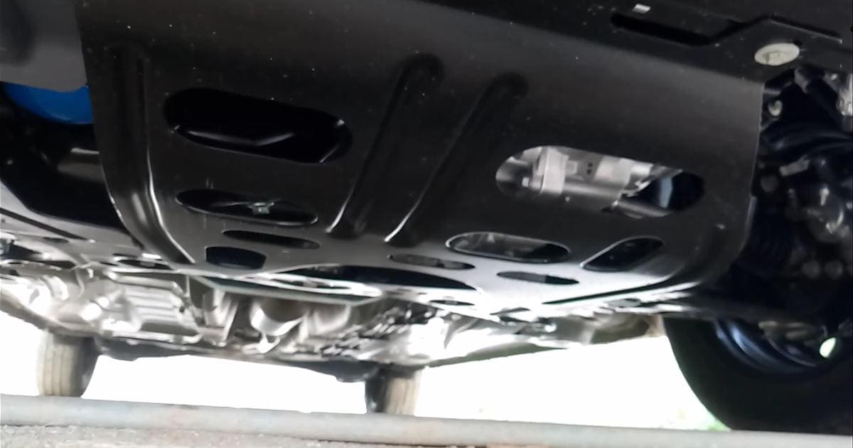 Peça fixada debaixo do carro, na região do capô do motor, serve para proteger componentes de impactos no assoalho