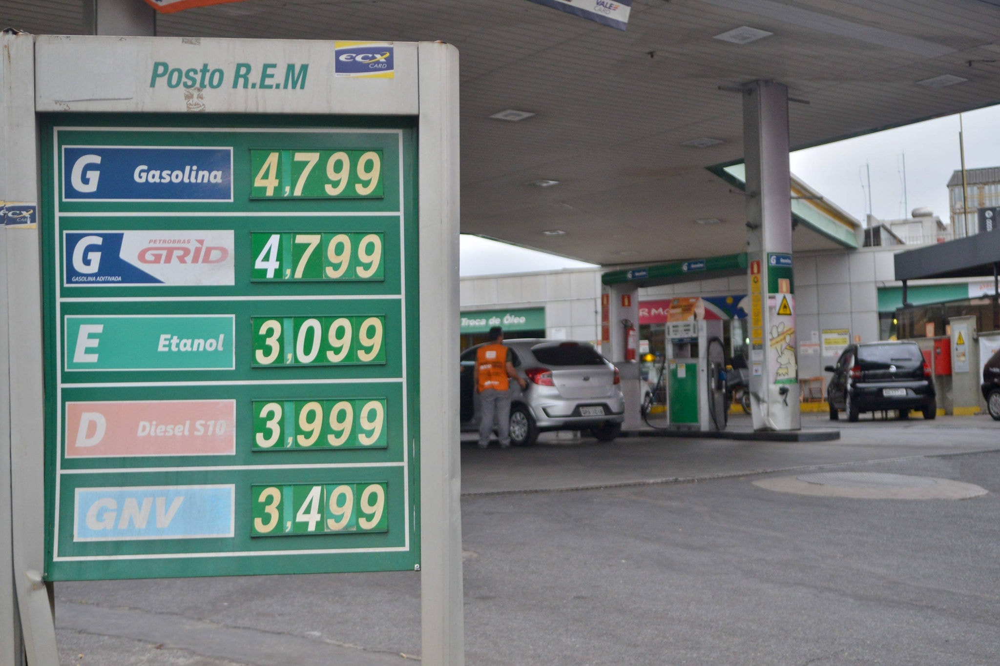 Preço da gasolina em BH e região metropolitana está variando de R$ 4,324 a R$ 4,999; consumidor deve pesquisar