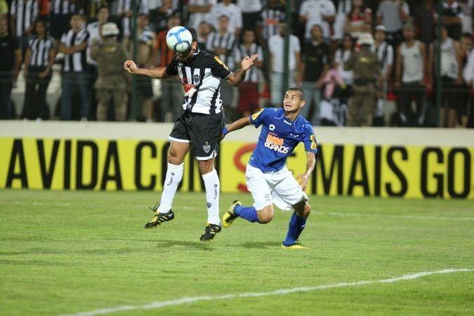 Zagueiro Werley, do Atlético, e atacante Wellington Paulista, do Cruzeiro, em lance de clássico disputado em 2010