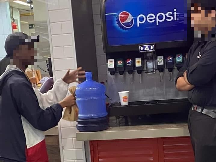 Homem tenta encher galão com refrigerante no Burger King