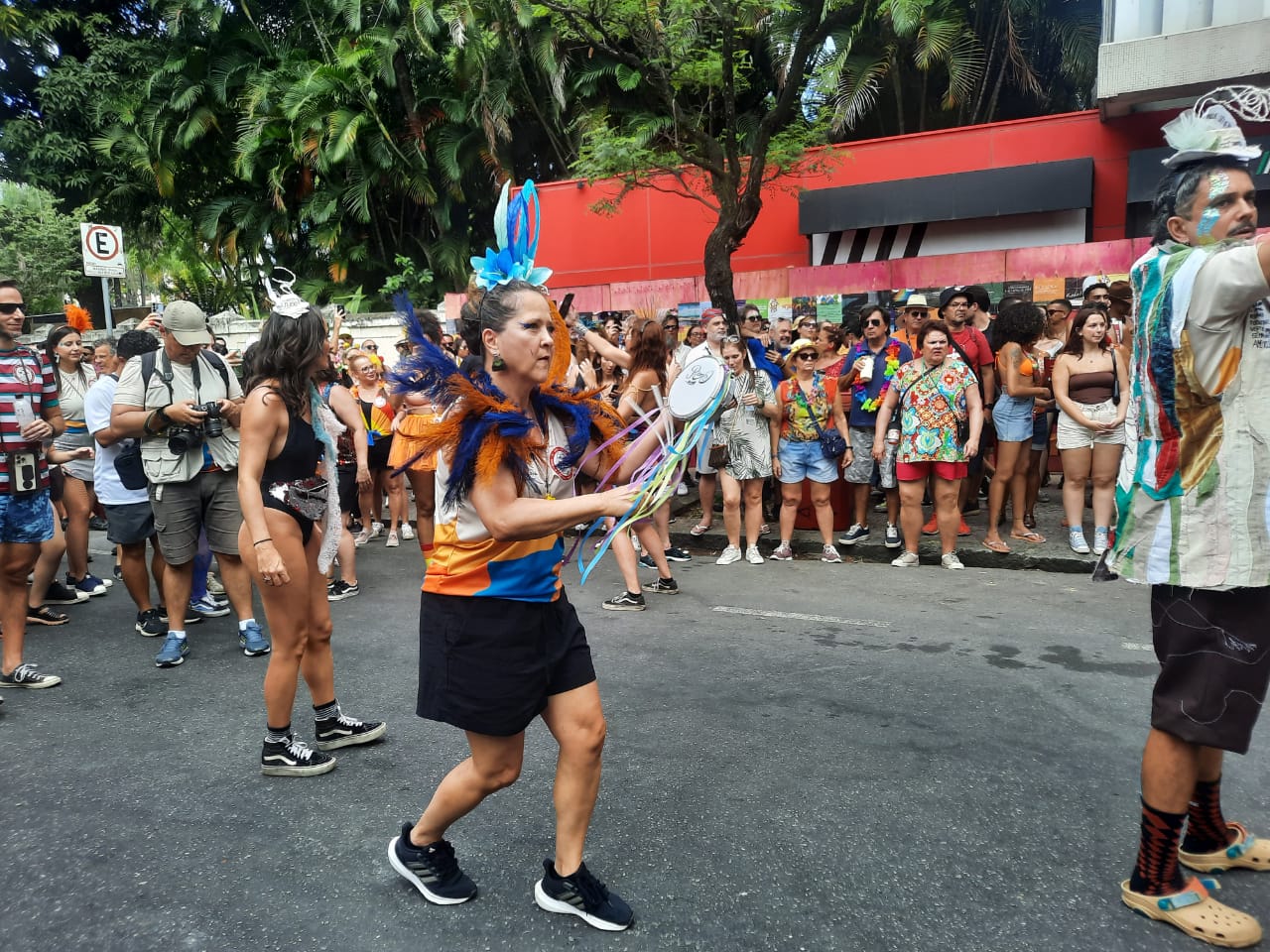 A premiada escritora Carla Madeira estava à frente da bateria do Unidos do Queixinho