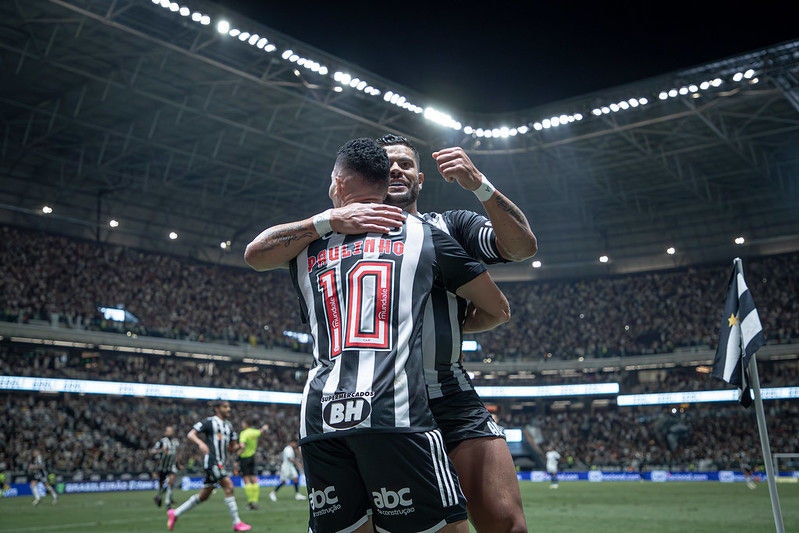 Paulinho e Hulk comemoram gol na Arena MRV durante vitória de 3 a 0 sobre o Cruzeiro, no Brasileirão