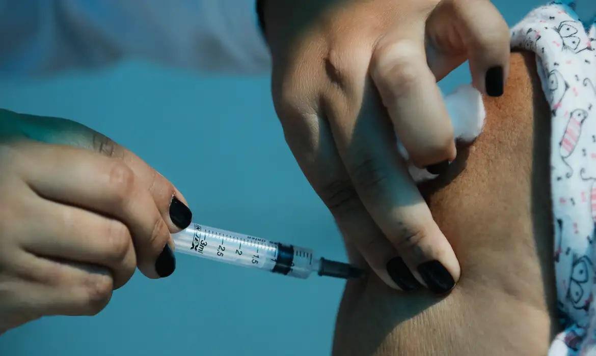 Durante a pandemia de Covid-19, o Brasil importou da China a matéria-prima para produzir a vacina Coronovac no Instituto Butantan