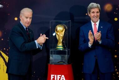 Após passar por 89 nações, troféu da Copa do Mundo chega ao país anfitrião