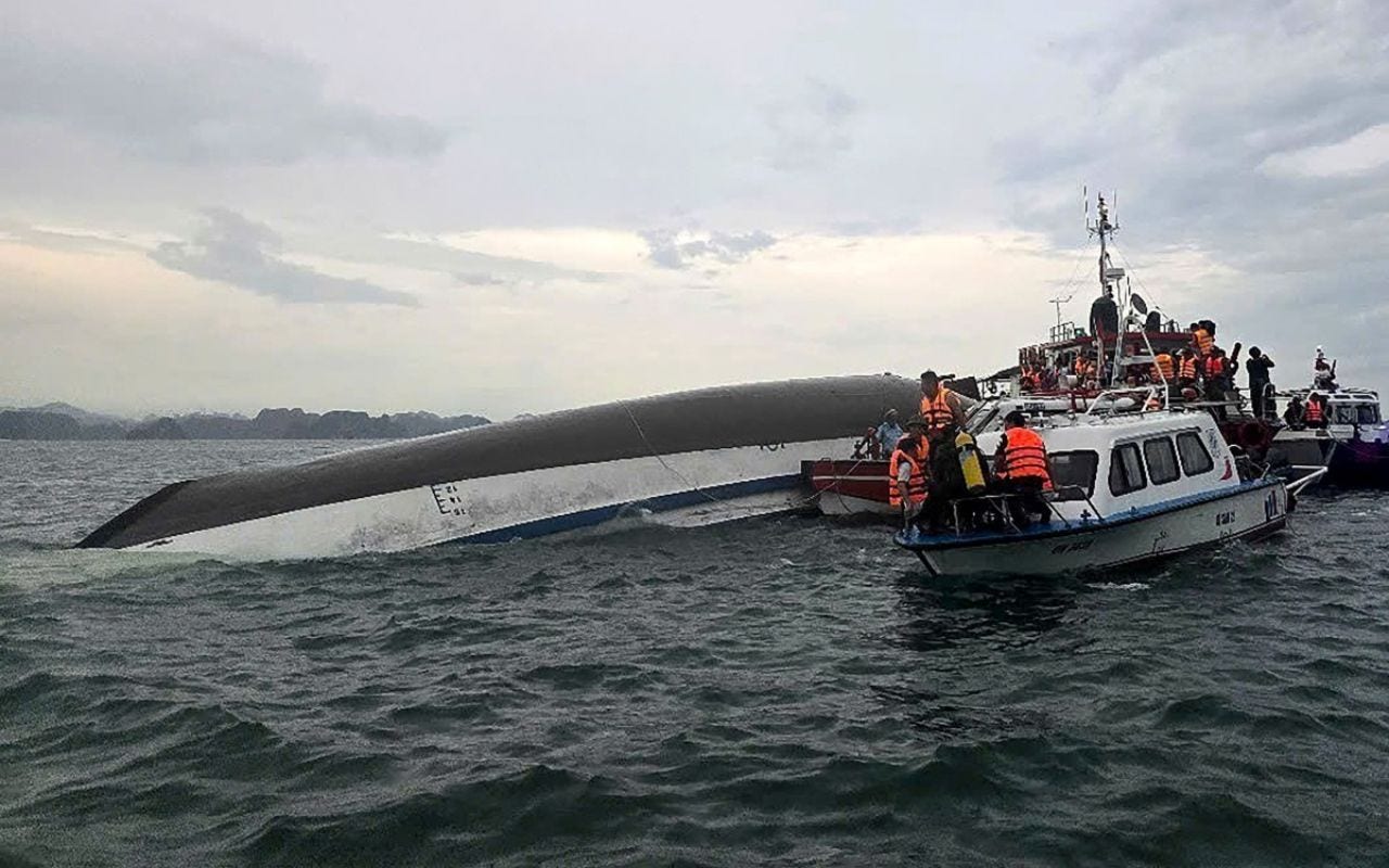 Barco naufragou em área turística no Vietnã
