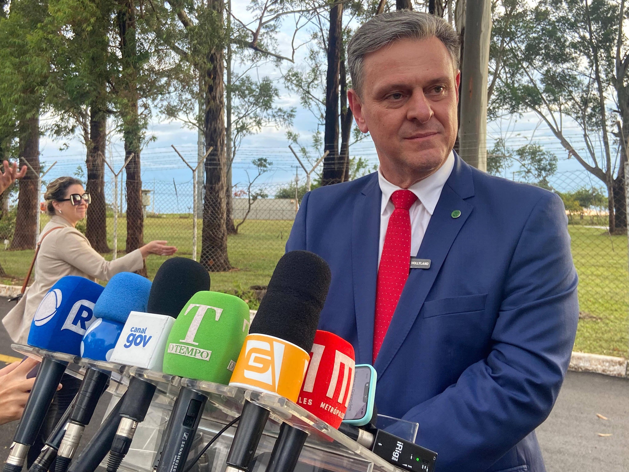 O ministro da Agricultura, Carlos Fávaro, durante conversa com jornalistas na Granja do Torto, em Brasília, nesta quinta-feira (21)