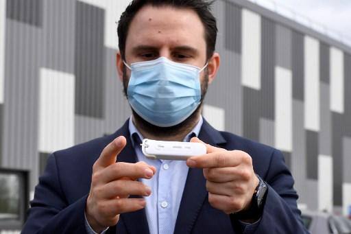 CEO da empresa francesa de biotecnologia inovadora NG Biotech Milovan Stankov-Puges mostra um teste rápido de diagnóstico para Sars-Cov2 em Guipry, oeste da França CEO da empresa francesa de biotecnologia inovadora NG Biotech Milovan Stankov-Puges mostra um teste rápido de diagnóstico para Sars-Cov2 em Guipry, oeste da França