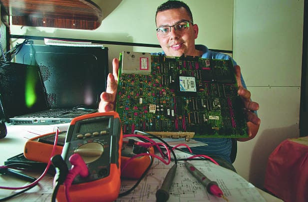Após ser demitido, Humberto Henrique Souza, 34, investiu em um curso técnico em eletrônica e já está trabalhando na área