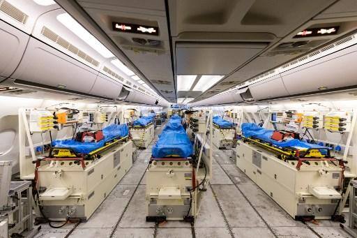 Esta foto divulgada pelo estado federal Land NRW da Renânia do Norte-Vestfália mostra o interior de um avião militar especial MedEvac equipado com uma unidade de terapia intensiva