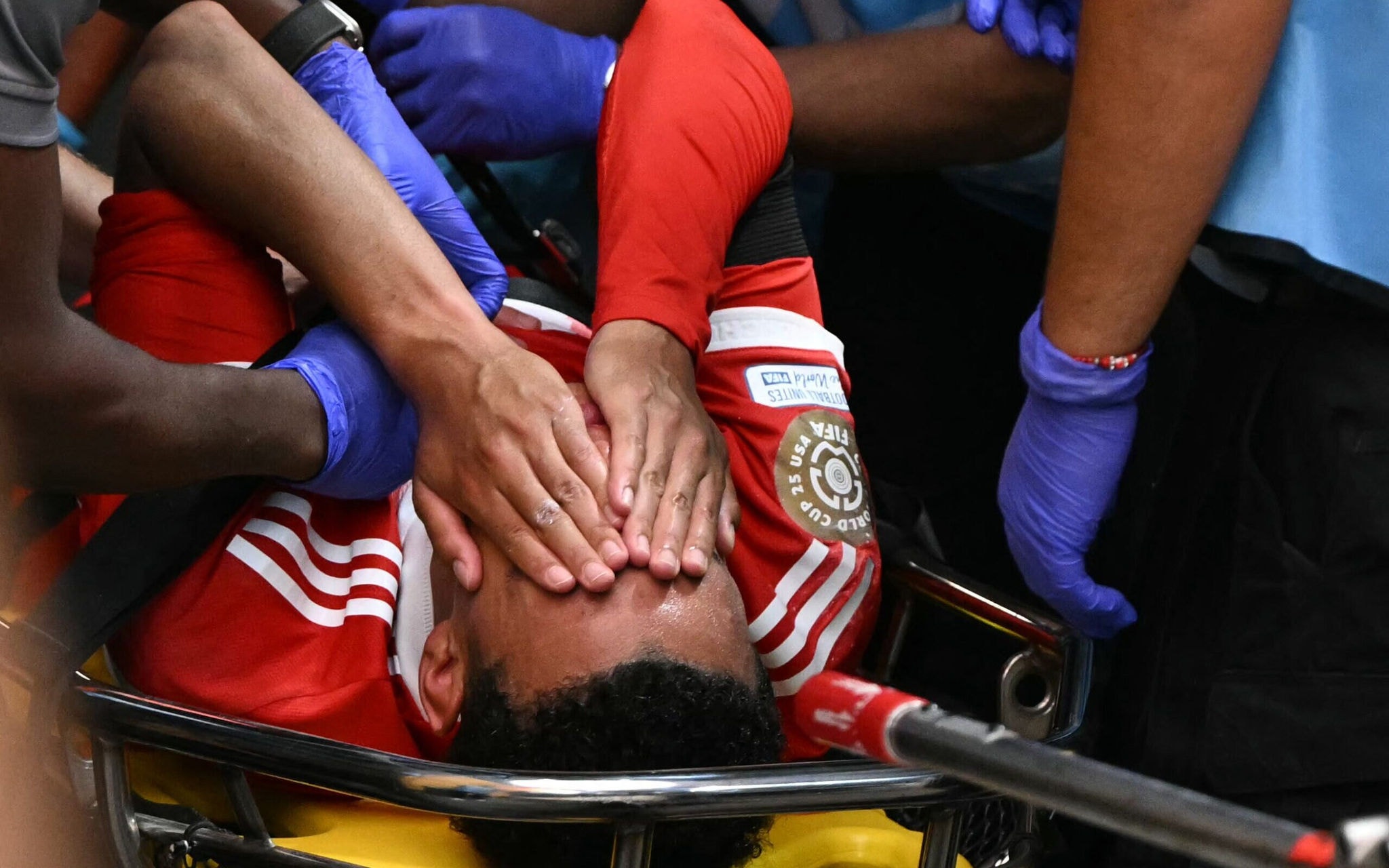 Musiala sofreu grave lesão na partida contra o PSG (Foto: PATRICIA DE MELO MOREIRA / AFP)