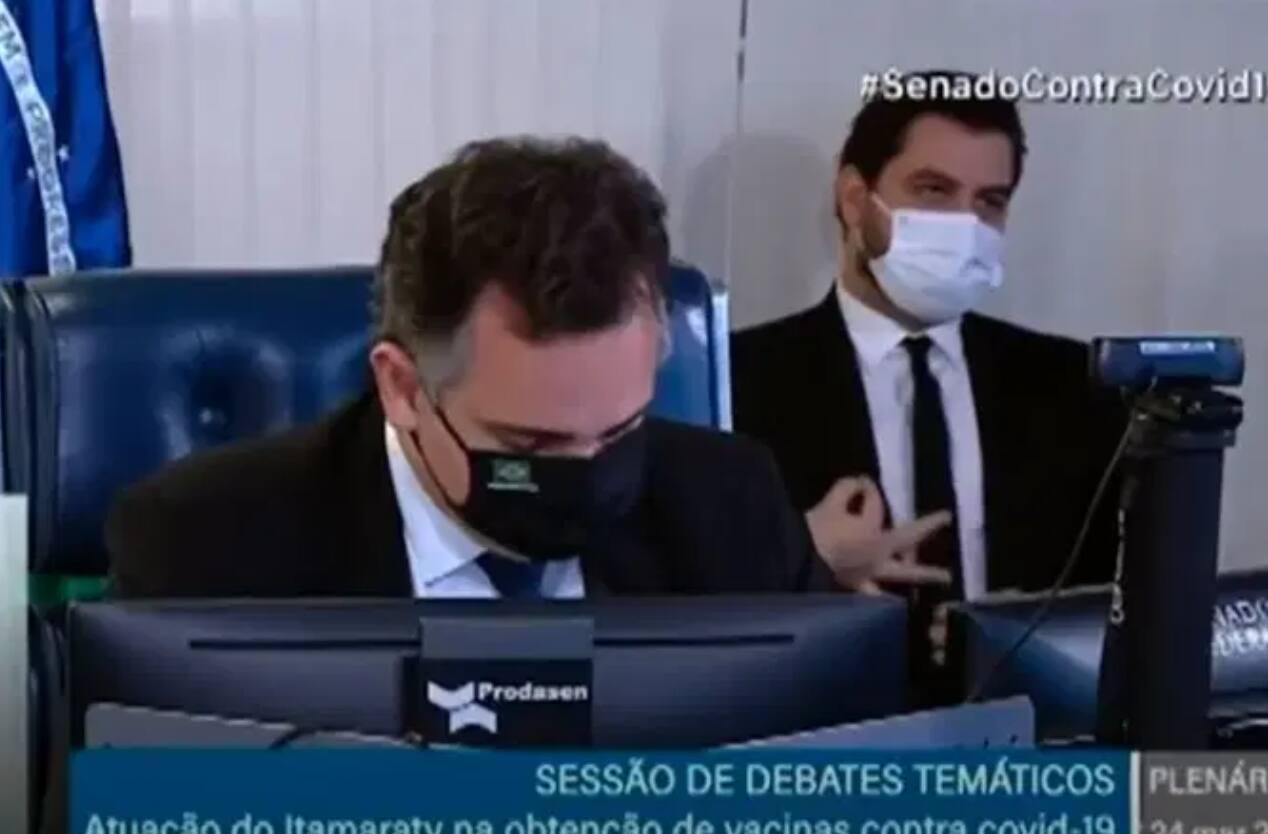 Assessor de Bolsonaro, Felipe Martins vira réu por racismo após ter feito gesto supremacista no Senado