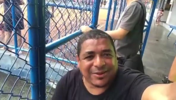 Campeão do penta em 2002 e ídolo do Corinthians, o ex-jogador Vampeta foi acusado de ter espancado a mãe de suas filhas em 2004. Roberta Soares procurou a polícia com lesões na cabeça e na testa