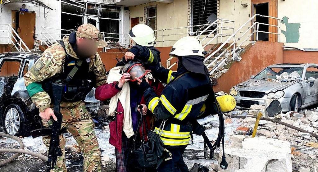 Bombeiros e soldados socorrem vítimas em prédios destruídos por bombardeio em Odessa, na Ucrânia