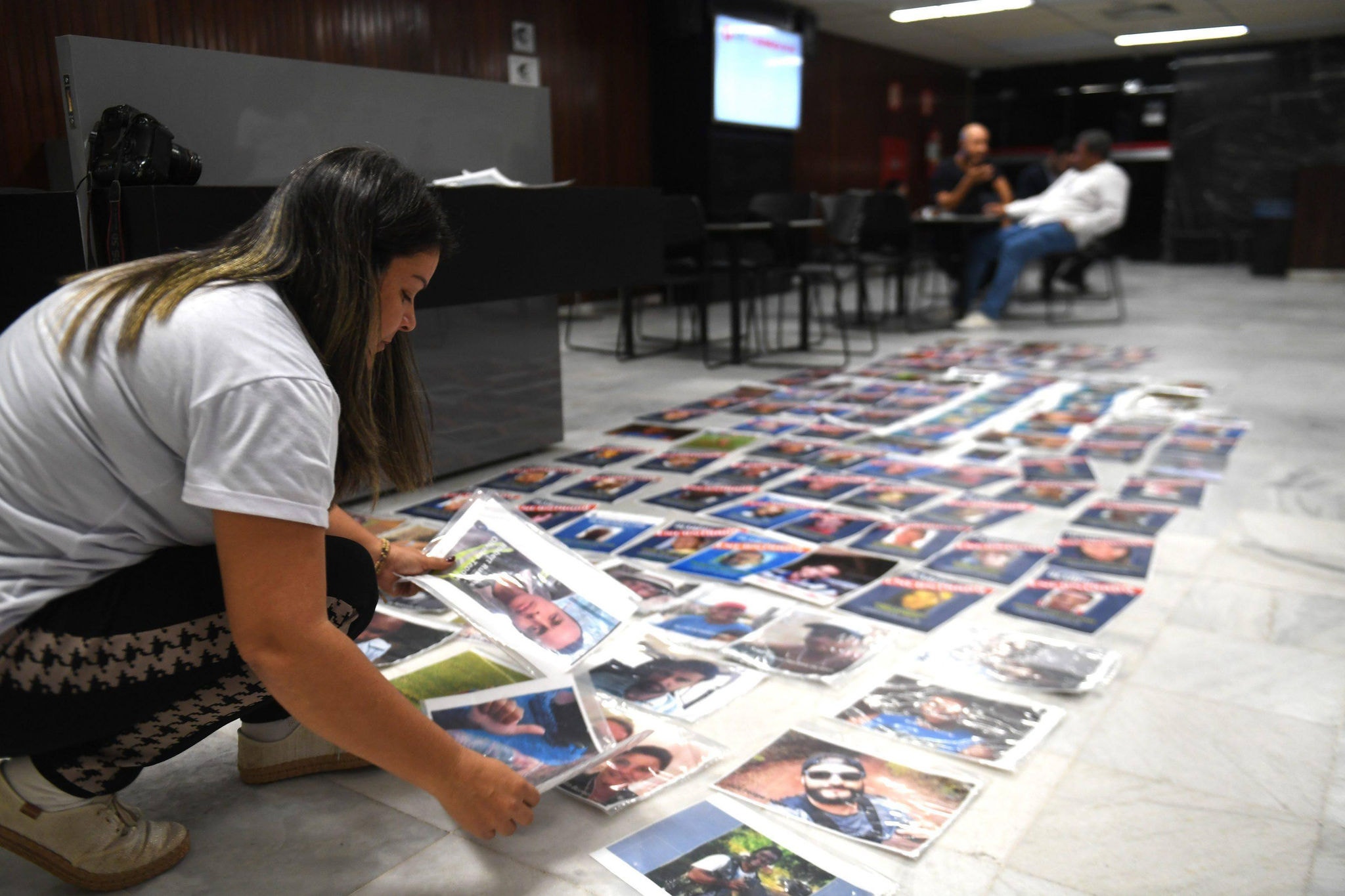 Protesto Andresa Rodrigues perdeu o filho na tragédia; ontem fotos das vítimas foram expostas na ALMG