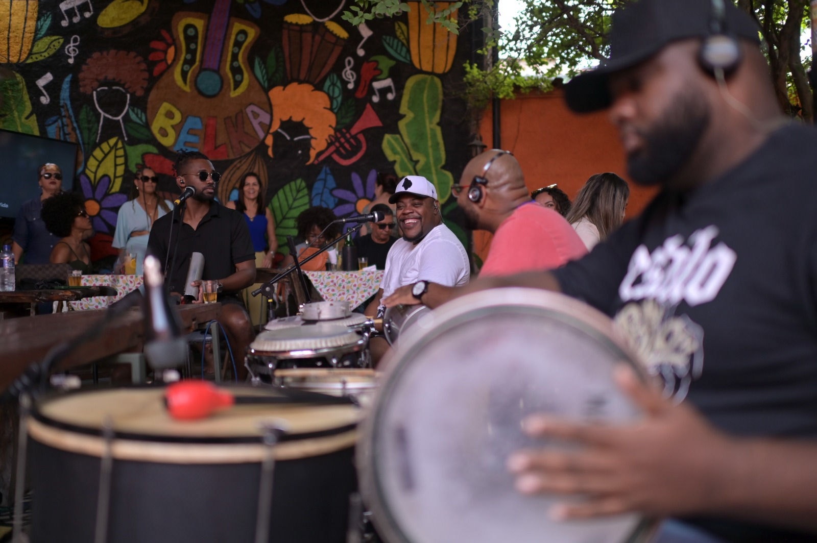 No Belka Quintal Botequeiro, as tardes de segunda são embaladas ao som do samba e do pagode