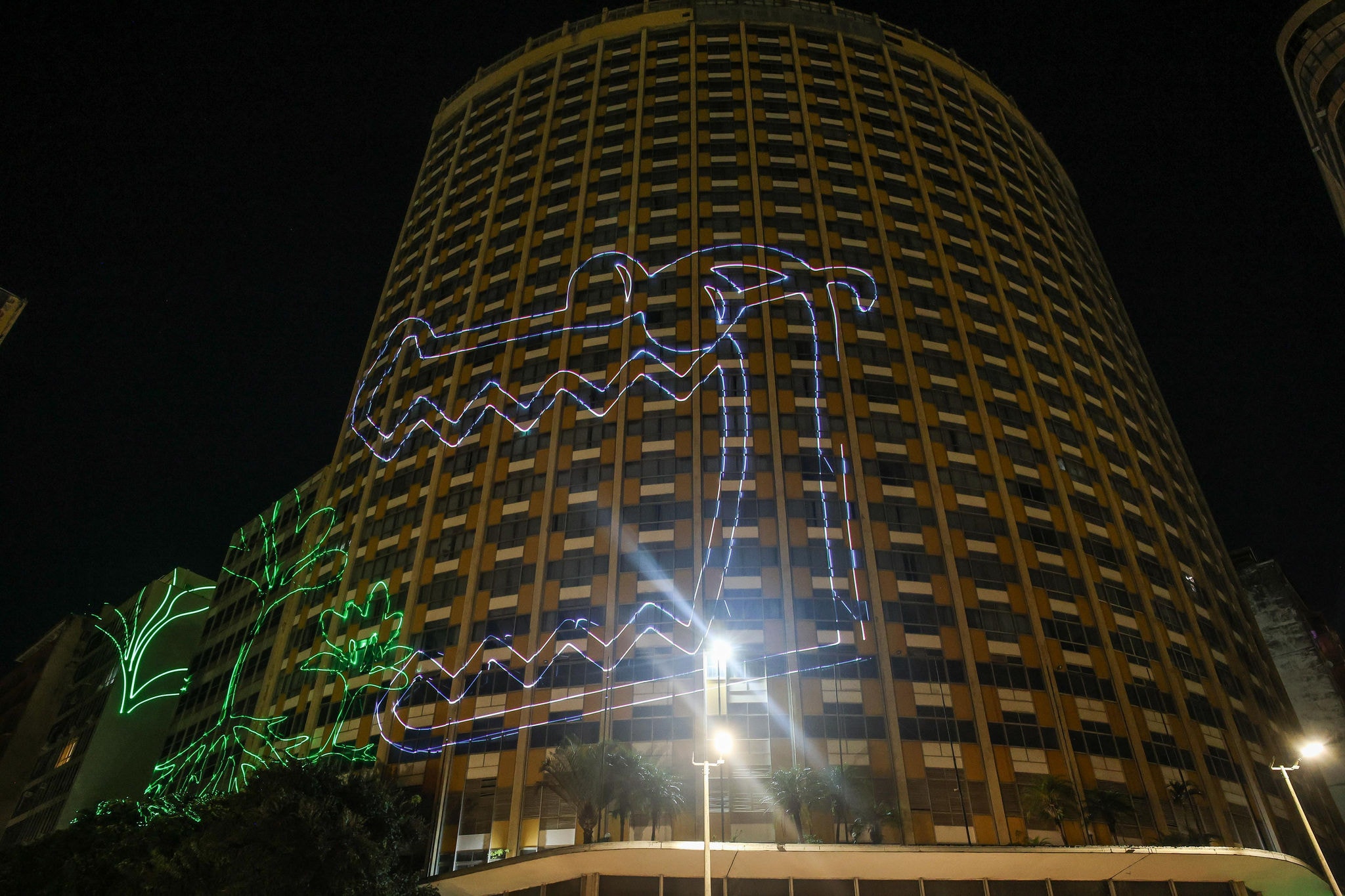 Com uma multidão reunida e um show de luzes no coração do Hipercentro de Belo Horizonte, o bloco Chama o Síndico desfila pela avenida Afonso Pena na noite desta quarta-feira (26 de fevereiro)