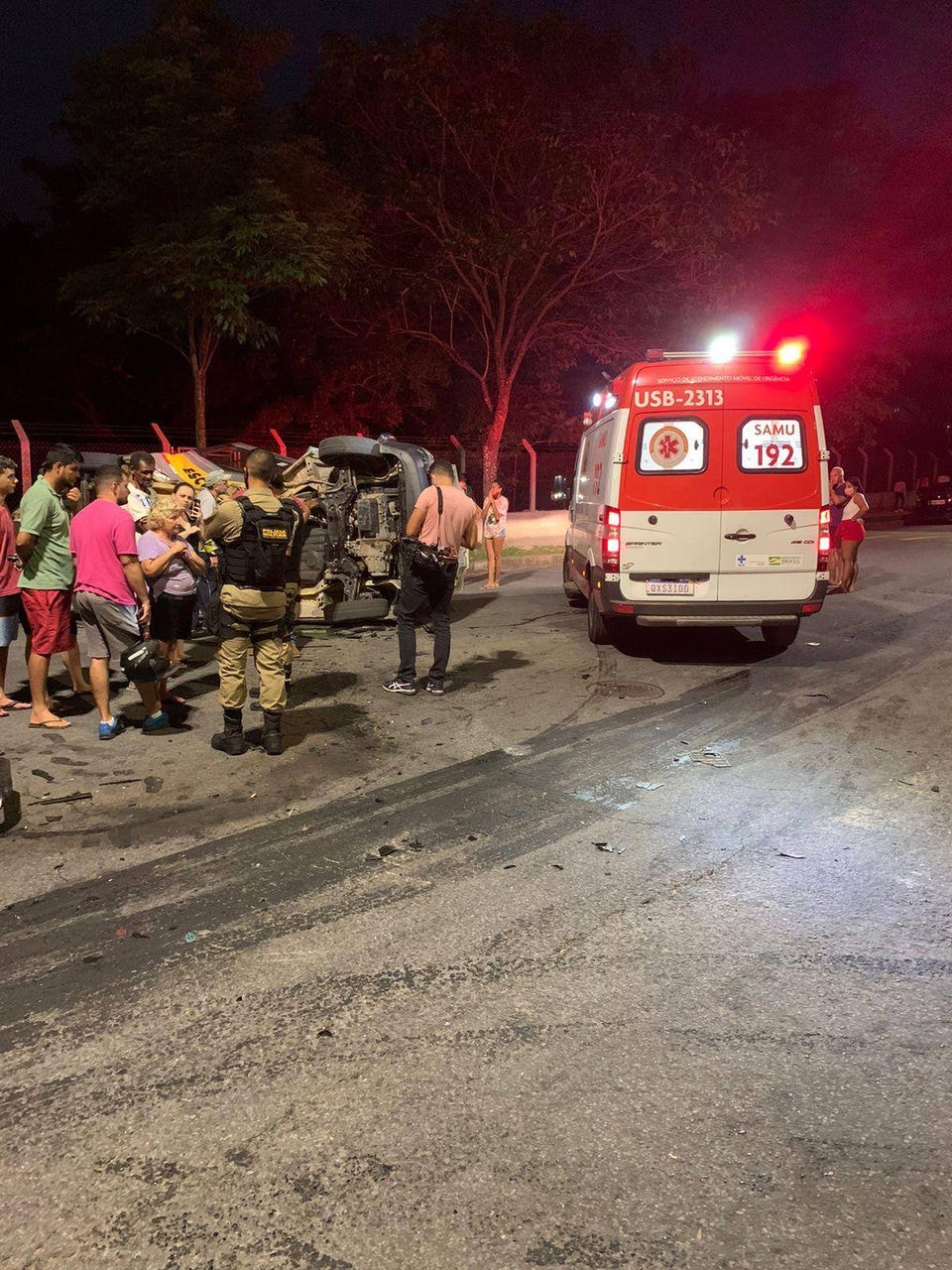 Carro colide com van escolar em cruzamento e deixa feridos no bairro Vitória, em BH