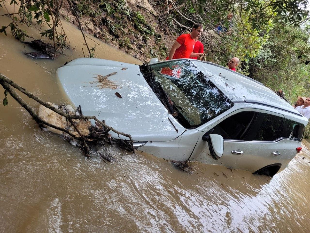 Caminhonete é arrastada por córrego e mãe e filha morrem em MG