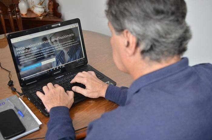 Plataforma online que ajuda as pessos com mais de 50 anos a cons