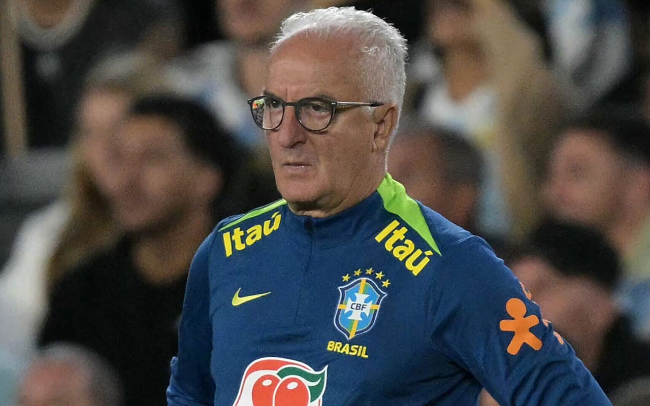 Dorival Júnior durante Argentina x Brasil (Foto: JUAN MABROMATA / AFP)