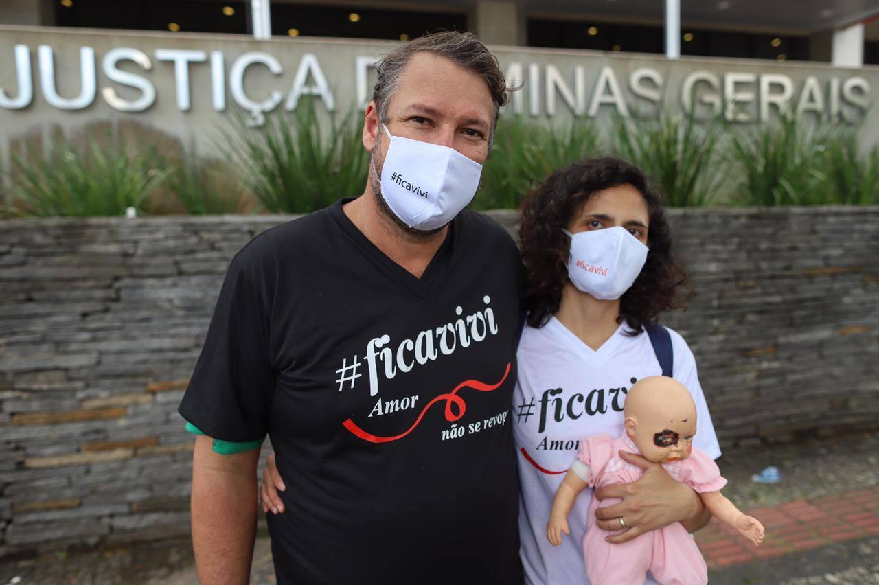 Pais adotivos e amigos protestaram contra volta da criança para família biológica