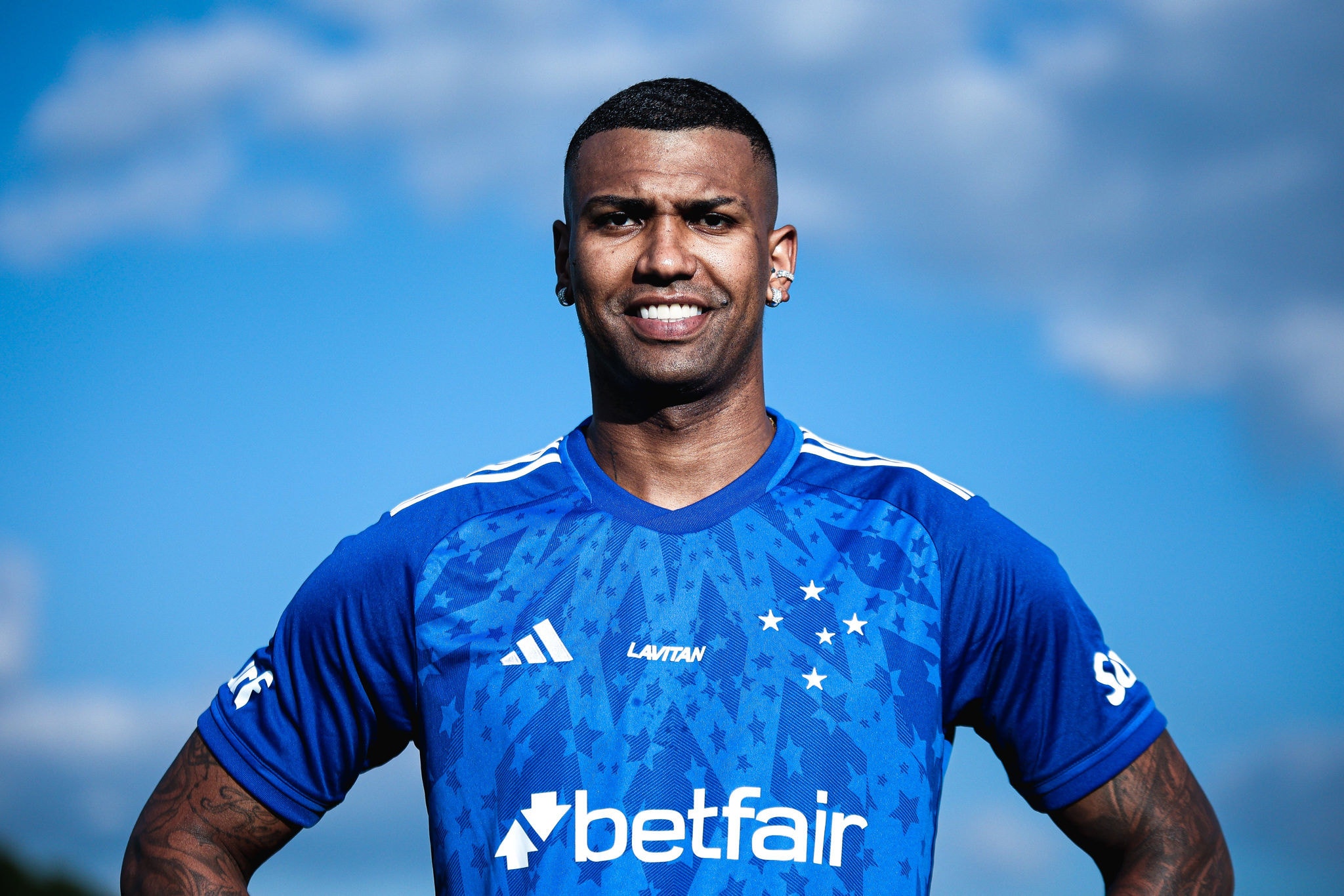 Walace com a camisa estrelada na Toca da Raposa