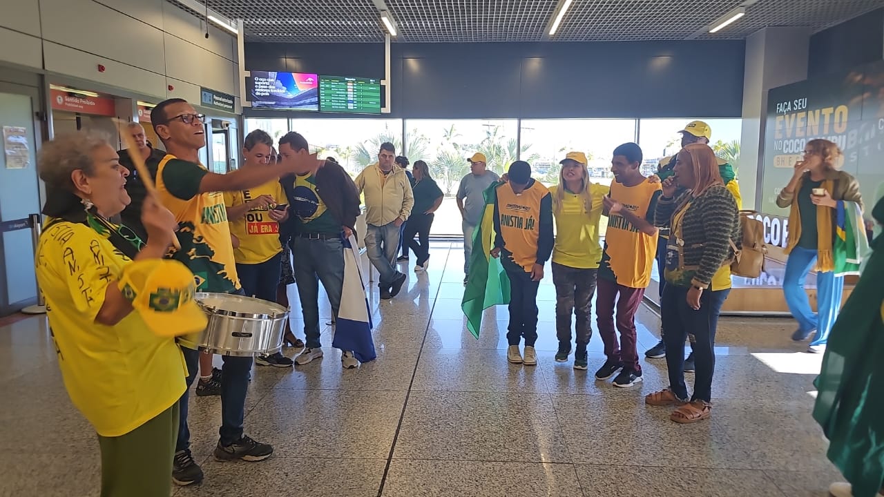 Cerca de 30 apoiadores aguardam o desembarque do ex-presidente em Belo Horizonte
