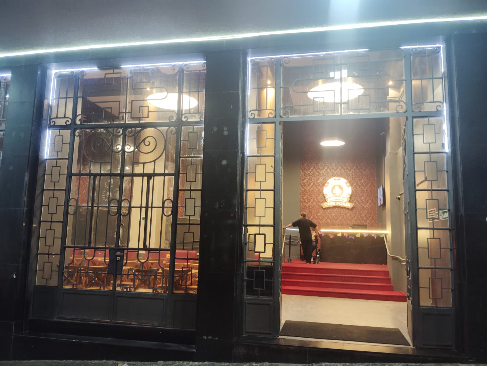 Entrada de loja do governo do estado utilizada por um clube de pôquer no Centro de Belo Horizonte 