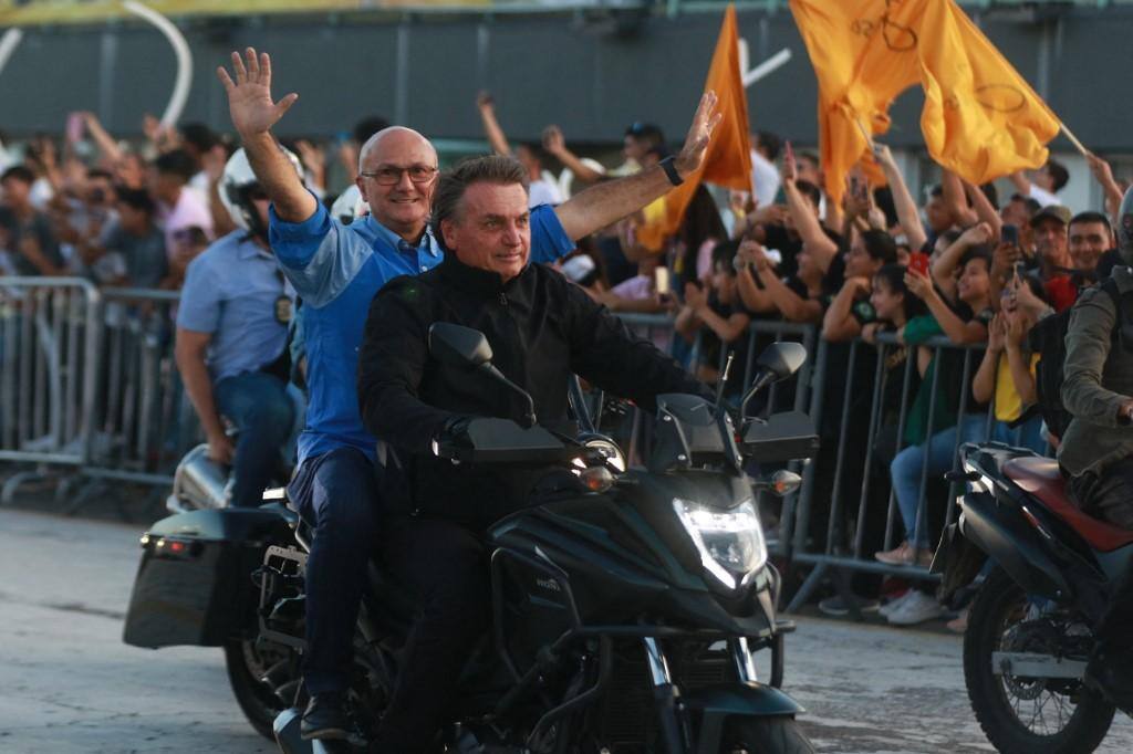 Sem capacete e com escolta da PRF, Bolsonaro lidera motociata em Manaus, na tarde de sábado (18)