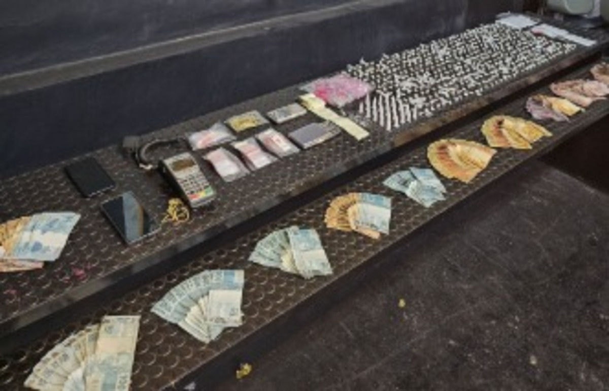 Além de drogas e outros materiais, mais de R$ 10 mil foram apreendidos com suspeitos