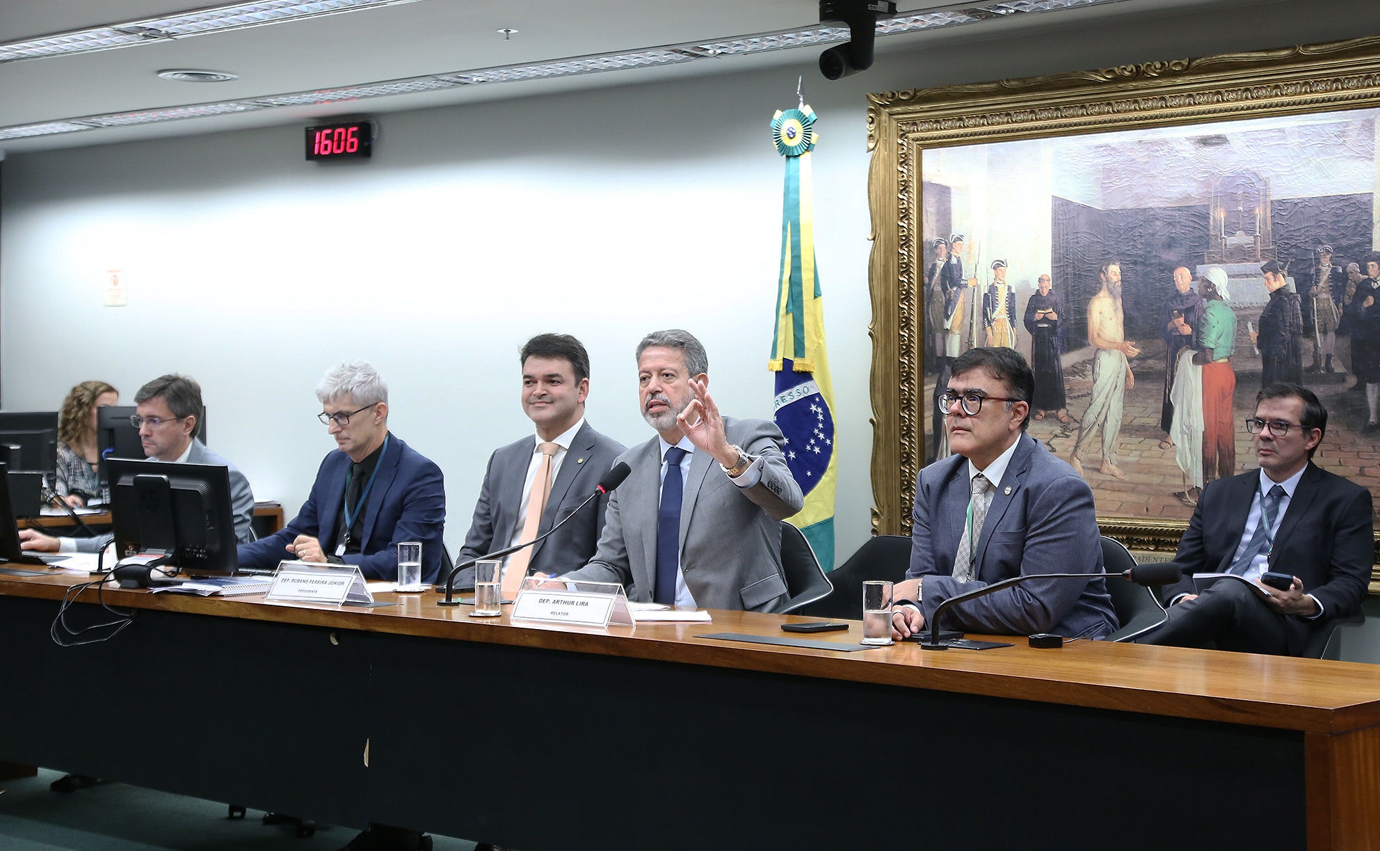 Ex-presidente da Câmara, Arthur Lira (PP-AL), apresentou relatório sobre o PL do Imposto de Renda nesta quinta-feira (10)