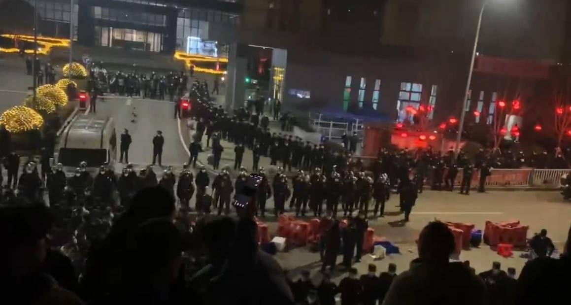 Briga com policiais em Chongqing