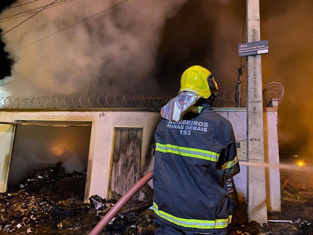 Material reciclável guardado por acumulador causa incêndio no Sul de Minas
