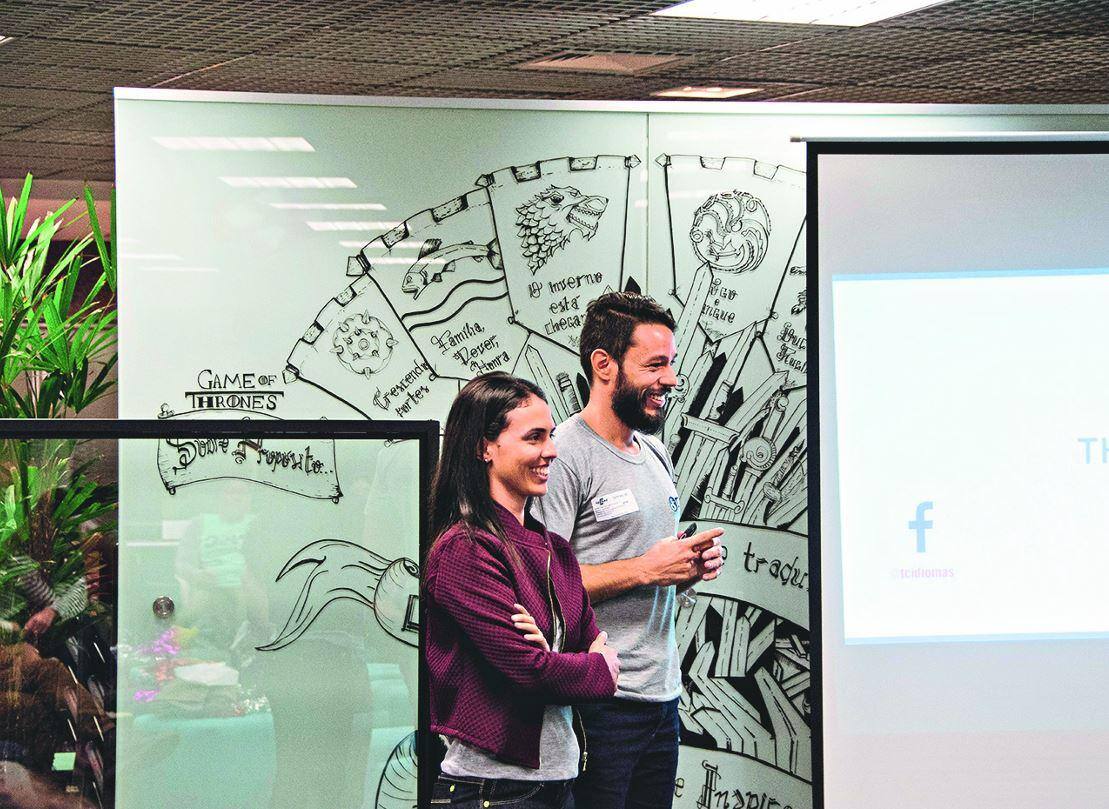 Premiados Sócios na TC Idiomas, Camilla Barreto e Tiago Carvalho apresentam seus resultados durante a premiação da NaAção