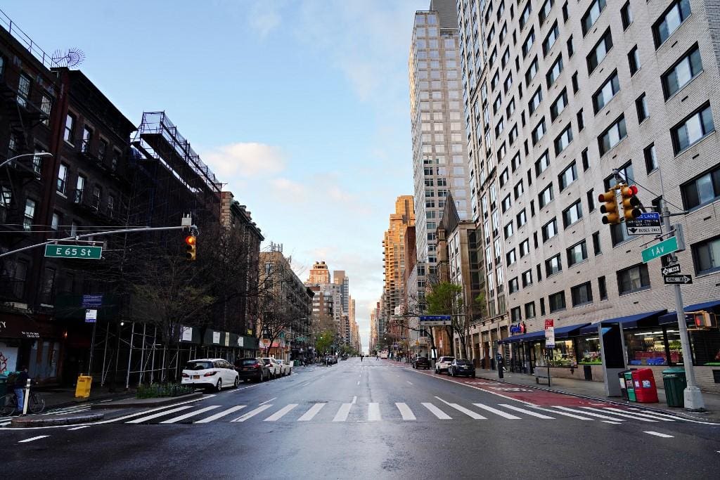 Avenida de Nova York vazia por causa das medidas de distanciamento social para conter o coronavírus