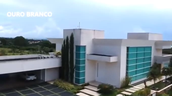 Mansão de Flávio Bolsonaro tem 1100 metros quadrados de área construída