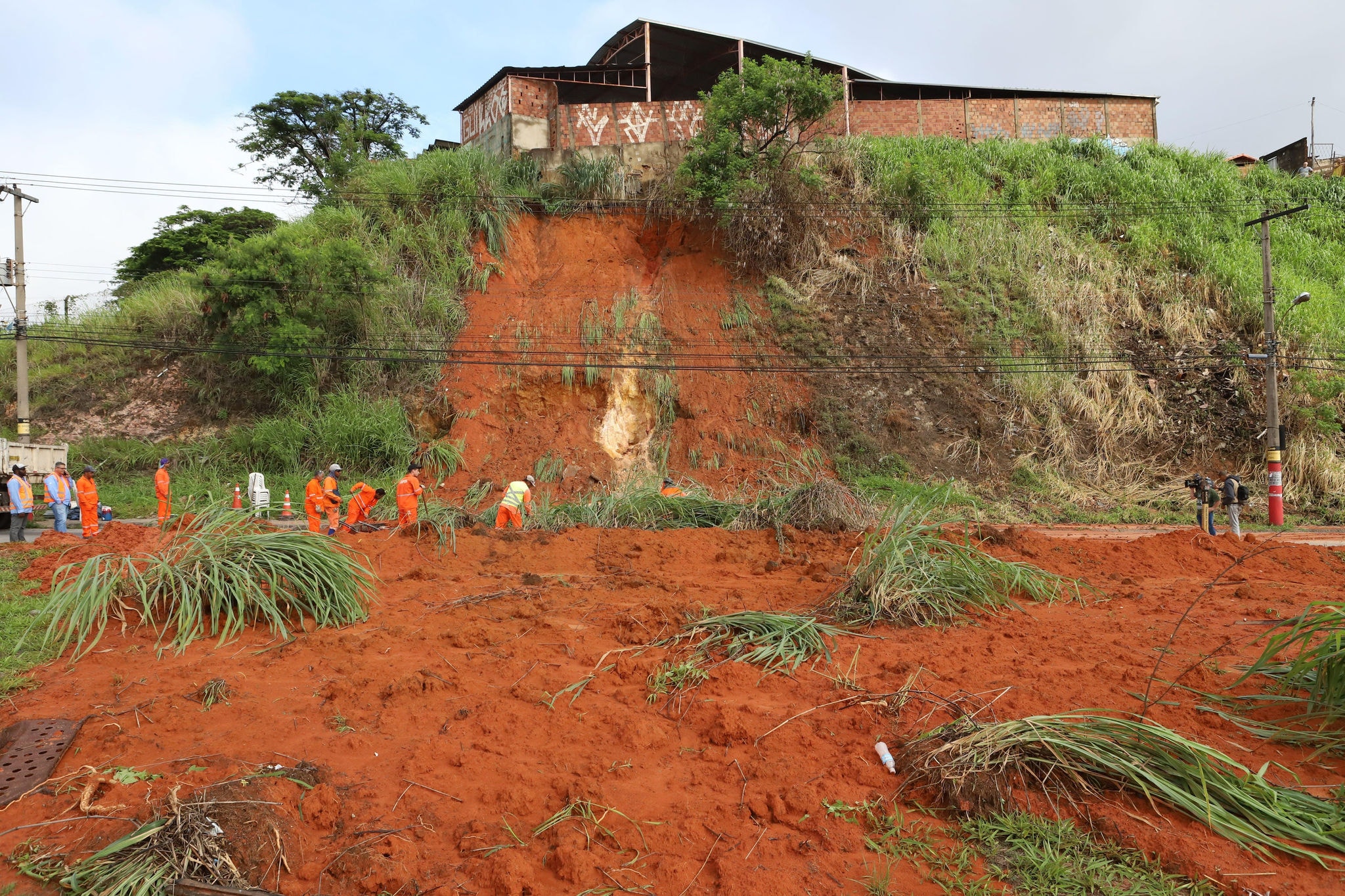 Anel Rodoviário Parte de um barranco cedeu e interditou a pista marginal por horas até a manhã de ontem, na altura do bairro Jardim Montanhês; não houve feridos