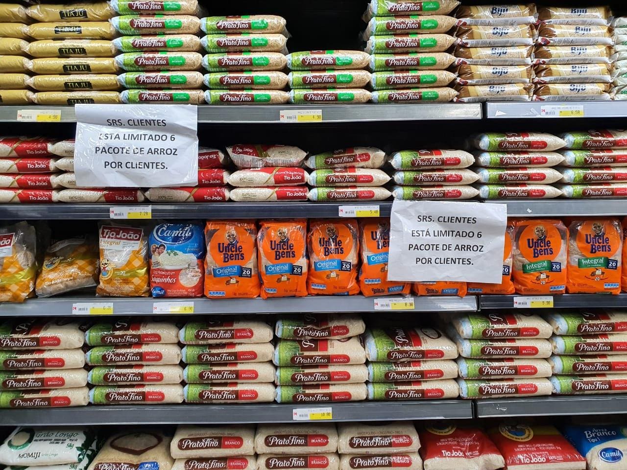 Em um supermercado da rede EPA na rua Rodrigues Caldas, bairro Santo Antônio, há um papel anexado fronte aos pacotes de arroz que alerta os consumidores