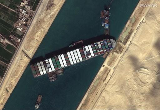 Imagem de satélite do cargueiro Ever Given, encalhado no canal de Suez, no Egito